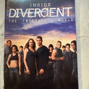 Inside Divergent: The Initiate's World Book